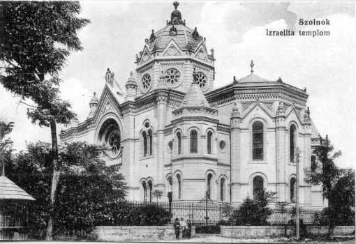 Az 1898-ban felavatott szolnoki zsinagóga képeslapon (Forrás: MZSL)
